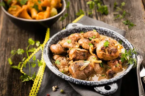 Délicieux rognons sauce madère, tendres et savoureux, parsemés de persil frais. Un plat réconfortant.