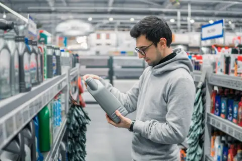 Motul czy Castrol 5W30 - który olej zapewni lepszą ochronę silnika?