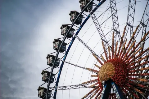 Grande roue de fête foraine, idéale pour une deco fete foraine a imprimer. Ses nacelles et son centre lumineux rappellent la magie des fêtes.