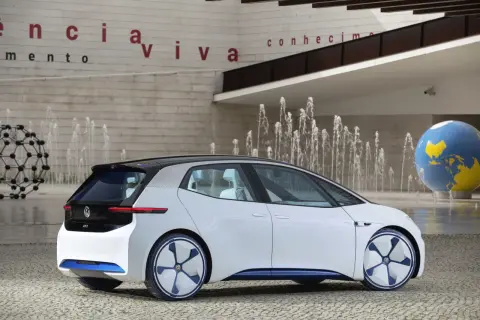 Concept car VW ID.3, simbolo di autonomia e futuro sostenibile, con fontane e un globo sullo sfondo.