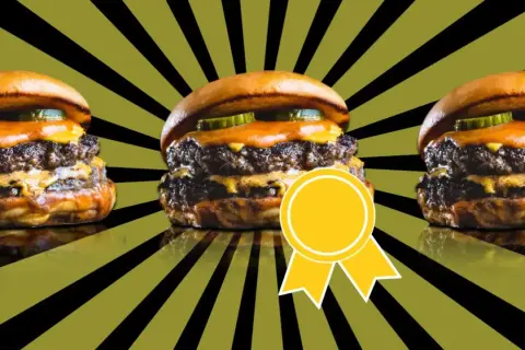 Tres jugosas hamburguesas de **Champions Burger Zaragoza**, con doble carne y queso fundido, listas para ser devoradas. ¡Un premio para tu paladar!