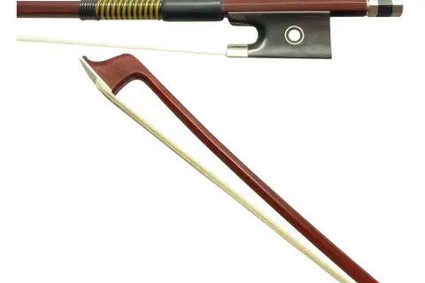 Ein Geigenbogen mit gespannter Rosshaar-Saite, bereit zum Spielen. Der obere Teil zeigt den Griff und das Frosch-Detail.