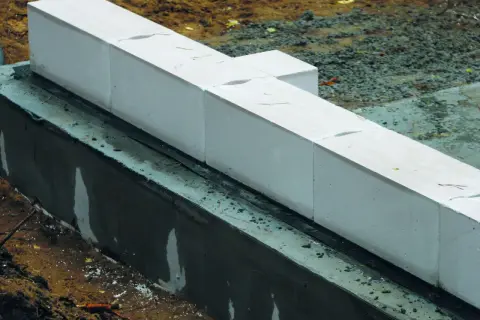 Jaki cement do zaprawy murarskiej wybrać, aby uniknąć błędów i uzyskać trwałe efekty?