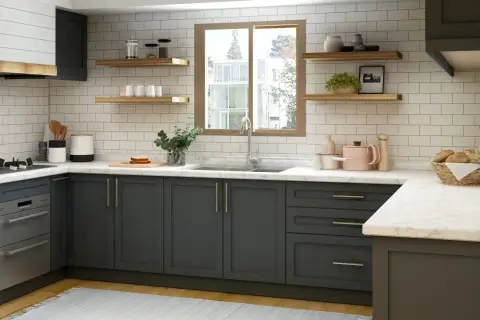 Cocina moderna con muebles oscuros y encimeras de mármol. Se aprecian detalles de las medidas puertas muebles de cocina, estantes y electrodomésticos.
