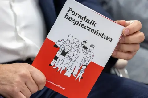 Poradnik bezpieczeństwa z rysunkami ludzi i psa. Edukacja dla bezpieczeństwa to klucz do ochrony.