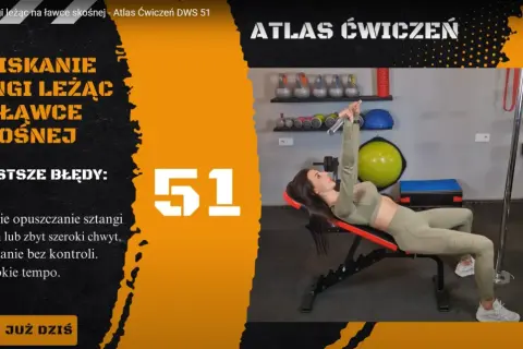 Kobieta wykonuje wyciskanie sztangi leżąc na ławce skośnej. Ćwiczenie numer 51 z atlasu ćwiczeń.