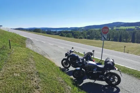 Trasy motocyklowe w Czechach: odkryj malownicze szlaki i atrakcje