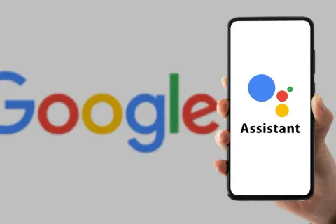 Dłoń trzyma smartfon z logo Asystenta Google. Dowiedz się, jak wyłączyć Asystenta Google, jeśli potrzebujesz prywatności.