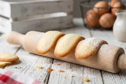 Délicieuses langues de chat saupoudrées de sucre glace, prêtes à être dégustées. Une recette facile pour un goûter parfait.