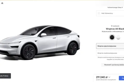 Biała Tesla Model Y, opcja wnętrza siedmiomiejscowego. Idealna dla rodziny, która potrzebuje więcej miejsca.