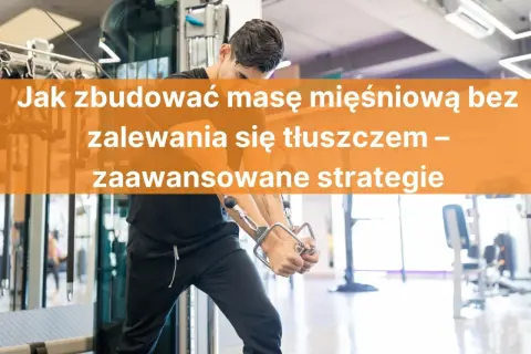 Mężczyzna ćwiczy na siłowni. Dowiedz się, ile kalorii żeby przytyć, budując masę mięśniową bez zbędnego tłuszczu.