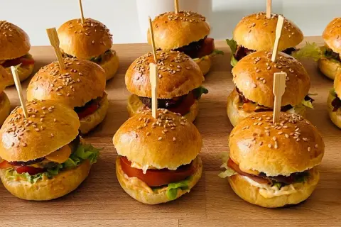 Mini burgers moelleux: le secret du Tangzhong pour un apéritif parfait