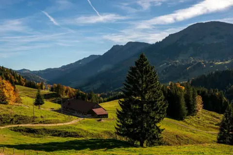 Herbstliche Alpenlandschaft mit Hütte und Wanderweg. Perfekt für imberg wandern.
