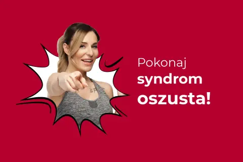 Uśmiechnięta kobieta w sportowym topie wskazuje palcem, zachęcając do pokonania syndromu oszusta.