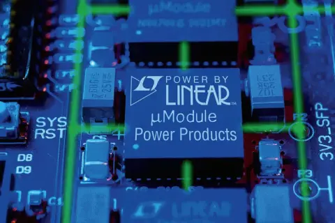Elektroniczny moduł z zielonymi liniami, widoczny jest układ scalony "Power by Linear" oraz elementy, które mogą tworzyć dzielnik napięcia.