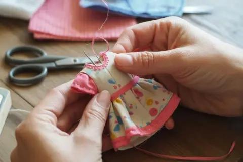 Jak uszyć sukienkę dla Barbie - proste sposoby na wyjątkowy projekt