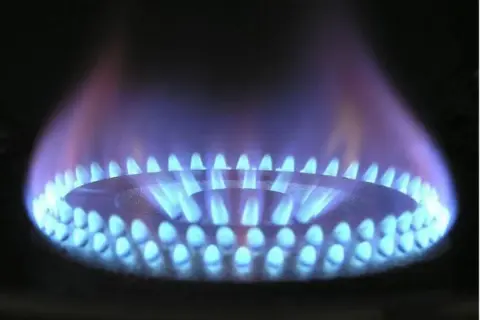 Llama azul de gas en un quemador, ilustrando la diferencia entre gas butano y gas natural.