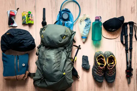 Sac à dos, chaussures, bâtons, gourde, lunettes, vêtements... tout le nécessaire pour une randonnée journée.