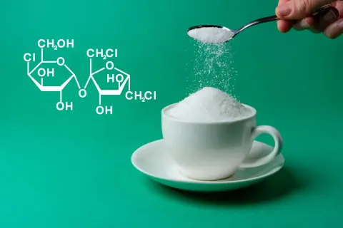 Wzór chemiczny sukralozy obok filiżanki cukru. Czy sukraloza a cukrzyca to dobry wybór?