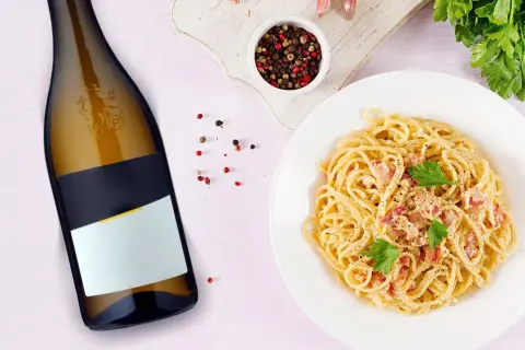 Idealne białe wino do carbonary, podane z aromatycznym pieprzem i natką pietruszki.