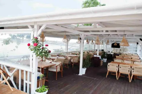 Letnia, klimatyczna restauracja z widokiem na wodę. Idealne miejsce, by sprawdzić, jurata gdzie zjeść.