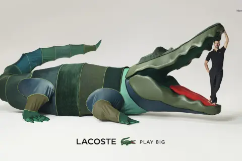 Novak Djokovic posa con un coccodrillo gigante, simbolo della lacoste storia.