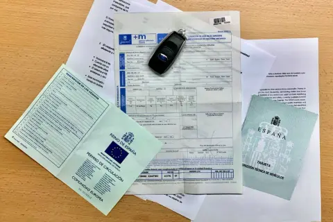Documentos para un contrato compraventa vehículo: permiso de circulación, tarjeta técnica, llaves y formularios de Hacienda.