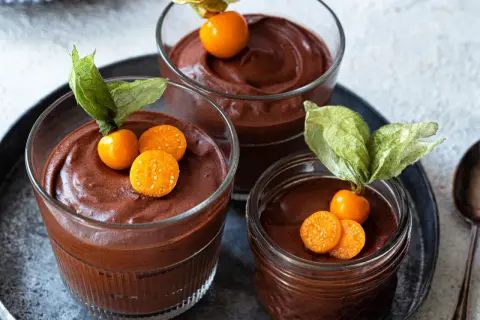 Schokoladenmousse in Gläsern, garniert mit Physalis. Ein schnelles Dessert, das immer gut ankommt.