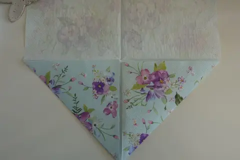 Servetter med blomstermönster vikta till en kavajform.