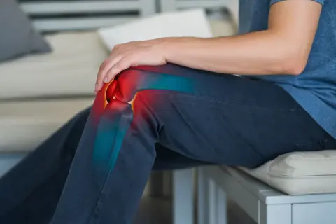 Dolore al ginocchio evidenziato in rosso. Quanto camminare dopo protesi ginocchio? La riabilitazione è fondamentale.