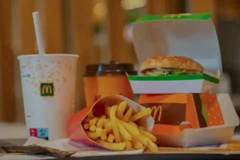 Burger Drwala: Ile kalorii ma zimowy król McDonald's? Pełna analiza
