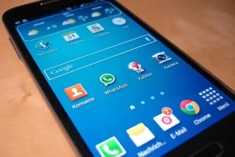 Ekran telefonu Samsung z ikonami aplikacji, gotowy do wykonania hard reset.