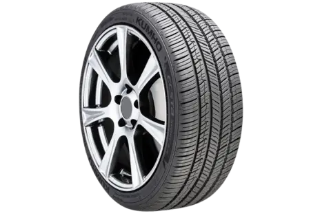 Kumho Ecsta PS71-däck på en silverfärgad fälg. Däcket har ett aggressivt mönster, perfekt för ett kumho ecsta ps71 test.