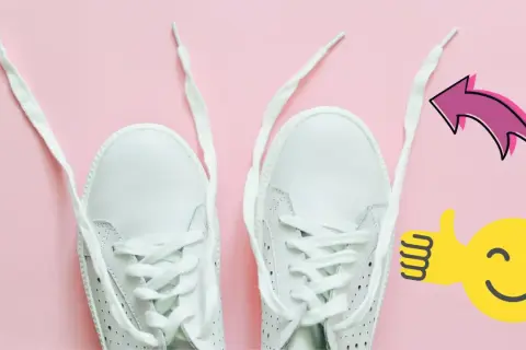 Des lacets blancs prêts à être nettoyés, avec un pouce levé et une flèche rose pour indiquer la méthode.