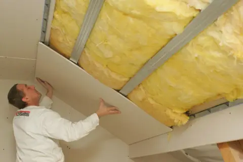 Jak układać wełnę mineralną na stropie, aby uniknąć błędów izolacyjnych