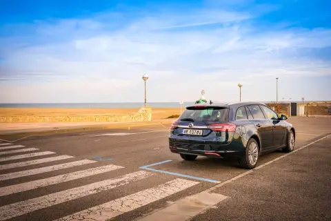 Ciemny kombi zaparkowany przy plaży na Costa Brava. Piękna, słoneczna costa brava pogoda październik, idealna na spacer.