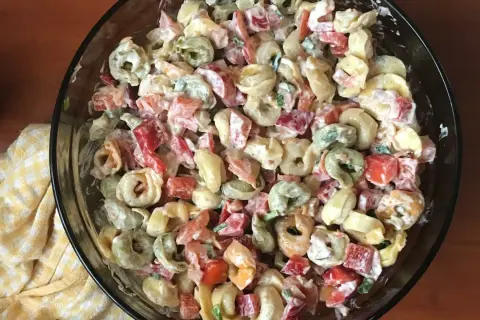 Idealna sałatka z tortellini? Przepis, sosy i triki szefa kuchni