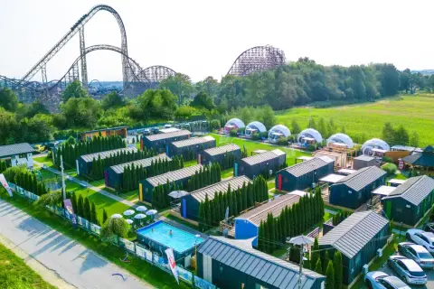 Noc w Energylandii to marzenie! Widok na domki, basen i gigantyczne rollercoastery.