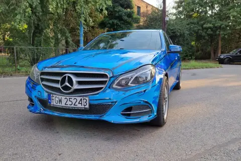 Niebieski Mercedes z czarnymi, komiksowymi liniami – naprawdę ciekawe malowanie samochodu. Wygląda jak wyjęty z kreskówki!