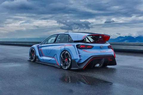 Hyundai i30N RN30 azul con detalles rojos, listo para desatar sus caballos en la pista.