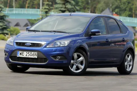 Niebieski Ford Focus MK2, gotowy do drogi. Zastanawiasz się, jakie żarówki wybrać do przodu? Ten model z pewnością zapewni dobrą widoczność.