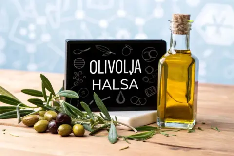 En flaska gyllene olivolja, färska oliver och en skylt med texten "OLIVOLJA HALSA". Olivolja nyttigt för hälsan.