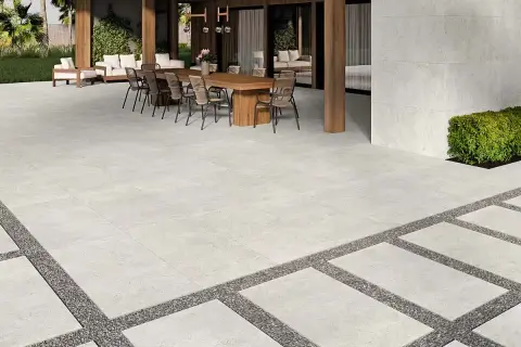 Amplio y moderno pavimento continuo exterior con zona de comedor y descanso.