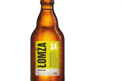 Łomża piwo rodzaje: butelka piwa Łomża z etykietą w kolorze limonki, przedstawiającą tańczące postacie.