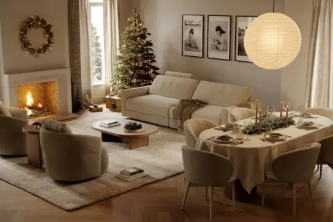 La casa de la navidad, con árbol iluminado, chimenea encendida y mesa puesta para una cena festiva.