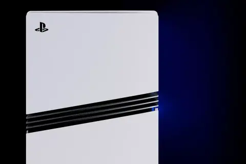 Biała konsola PlayStation 5 z czarnymi wstawkami i niebieskim podświetleniem.