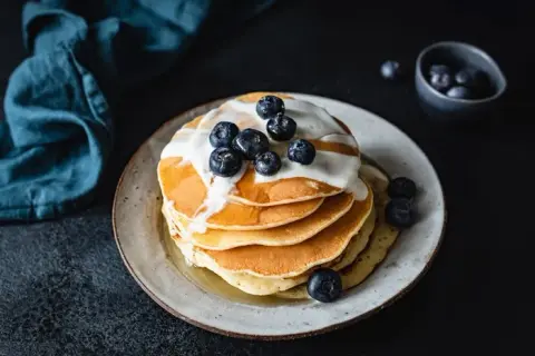 Puszyste dietetyczne pancakes: 3 składniki, bez wyrzutów sumienia!