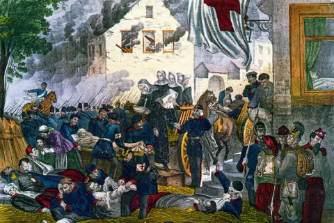 Scène de guerre avec des blessés soignés par des religieuses sous le regard d'un drapeau à la croix rouge, évoquant la croix rouge origine.
