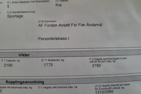 Registreringsbevis del 1 för en Kia Sportage, personbilsklass I. Visar viktinformation och kopplingsanordning.