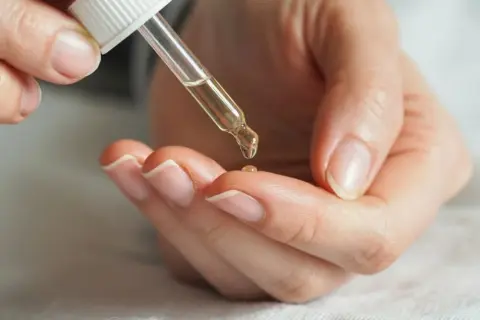 Olejek z drzewa herbacianego na paznokcie: Jak stosować?